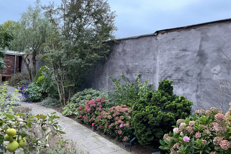 Onze tuinafscheiding ís hun pandmuur